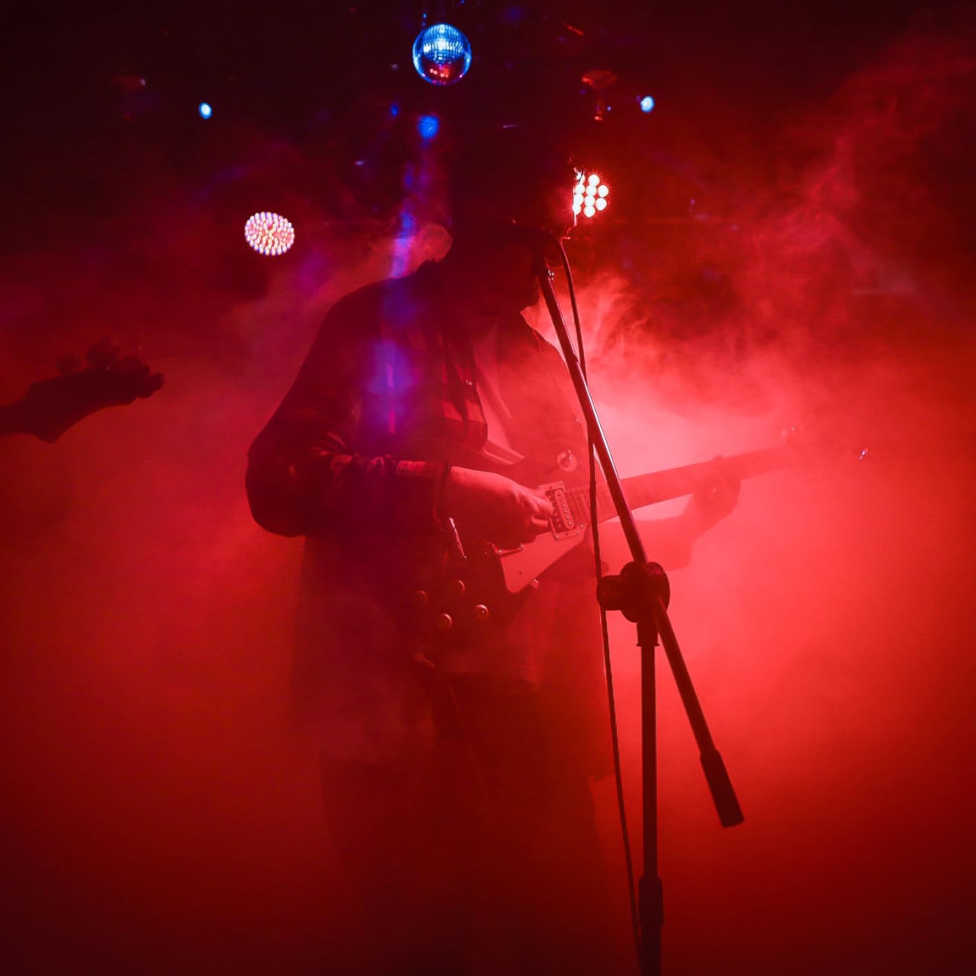 AGPTEK Fog Machine, Smoke Machine with 12 Colorful LED Lights Effect, Upgraded Auto Mode 600W 4000CFM Fog & 1 Wireless Remote, Low Fluid Auto Shut-Off, Good for Wedding Halloween Party and Stage Effect customer photo 1