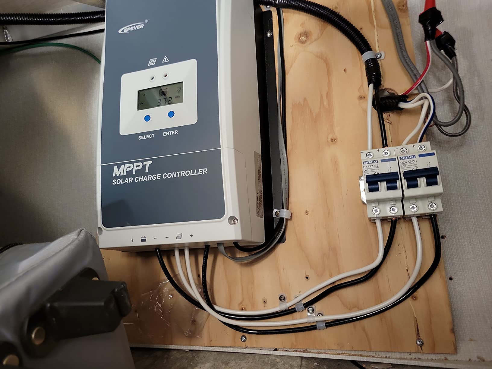 EPEVER 60A MPPT Solar Charge Controller 12V/24V/36V/48VDC Auto System Voltage Max.PV 150V Solar Panel Regulator with Backlight LCD Display (Tracer 6415 AN) customer photo 1