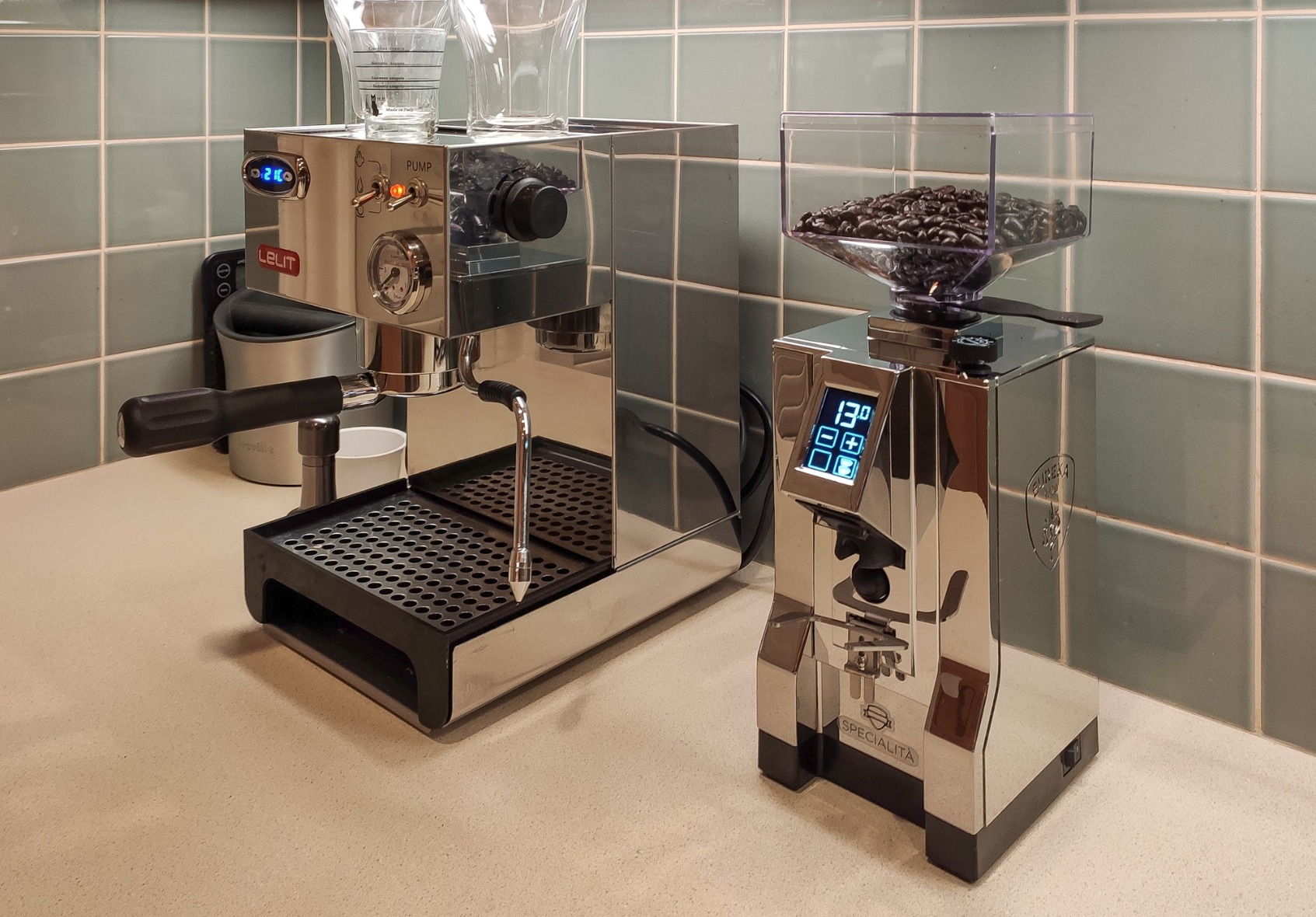 Eureka Mignon Specialita Espresso Grinder | Sound-Insulated | Stepless 55mm Burrs | Touchscreen | White customer photo 1