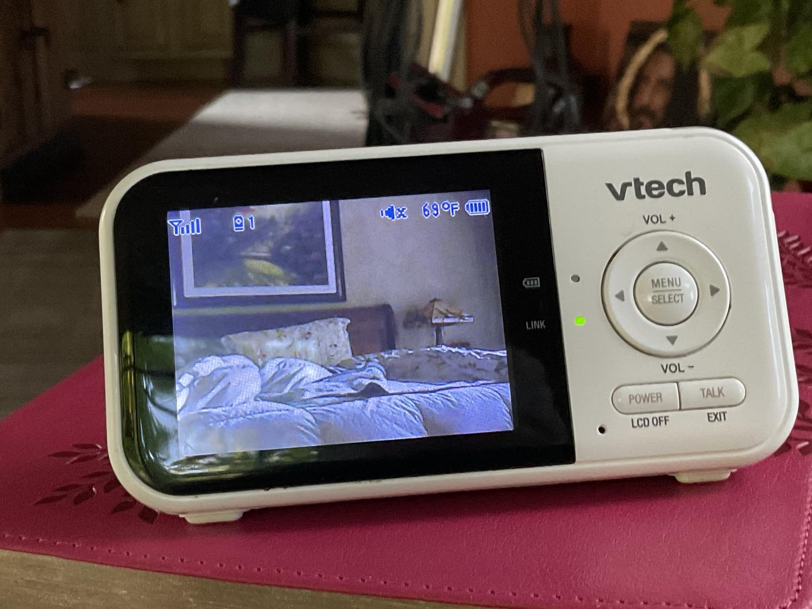 VTech Baby Monitor No WiFi - 19Hr Video Battery, 1000ft Range, Night Vision, Two-Way Talk, Temperature Sensor, Sound-Activated Screen, Lullabies | VM819 customer photo 2