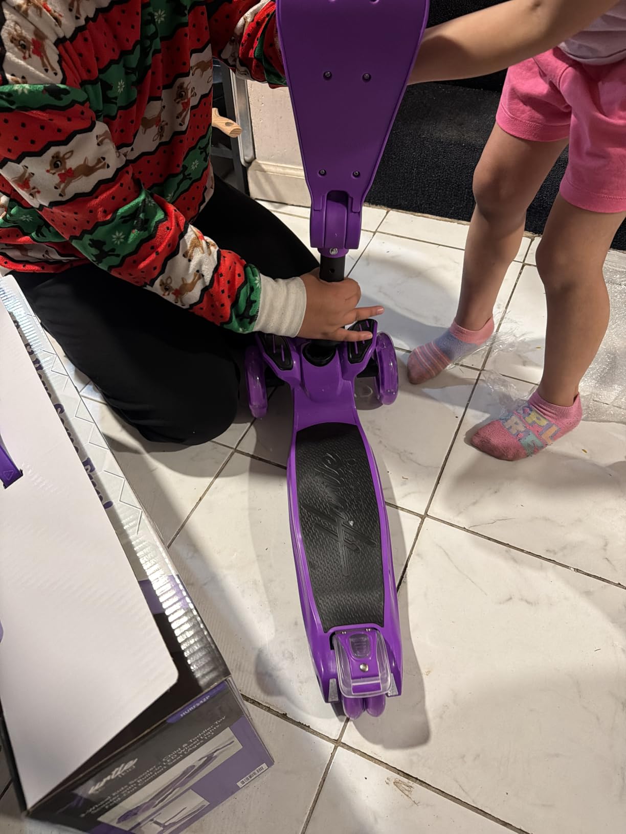 Hurtle 3-Wheeled Scooter for Kids - Wheel LED Lights, Adjustable Lean-to-Steer Handlebar, and Foldable Seat - Sit or Stand Ride with Brake for Boys and Girls Ages 1-14 Years Old customer photo 1