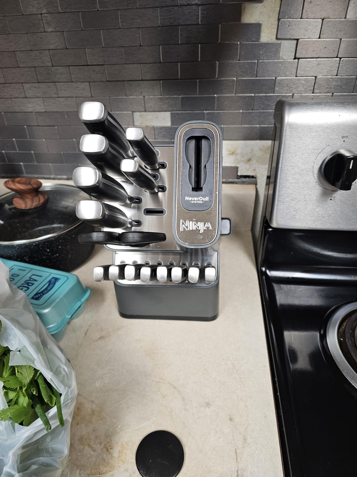 Ninja NeverDull Knife Block Set | 17 Piece Kitchen Knife System with Built-in Sharpener | Rust Resistant, German Stainless-Steel Knives | Black | K32017 customer photo 1