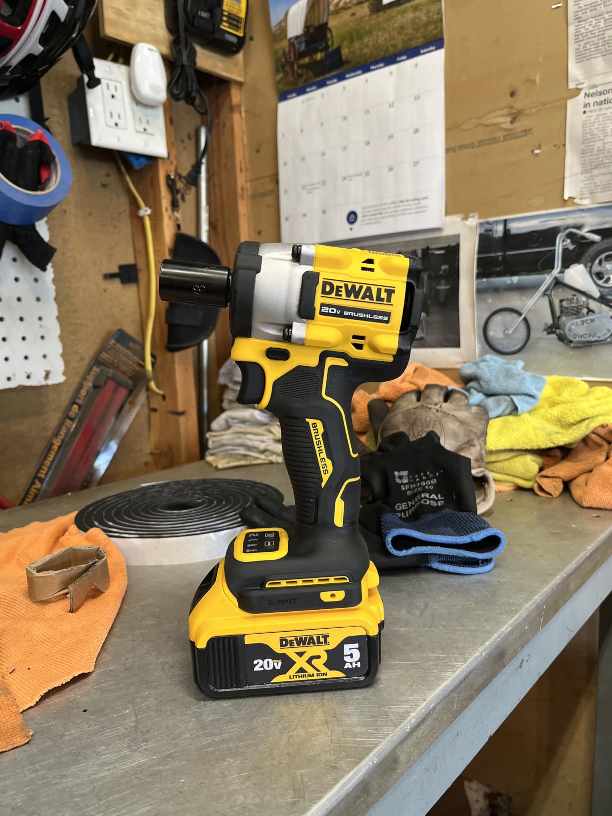 DEWALT ATOMIC 20V MAX* 1/2 in. Cordless Impact Wrench with Hog Ring Anvil (Tool Only) (DCF921B) customer photo 1