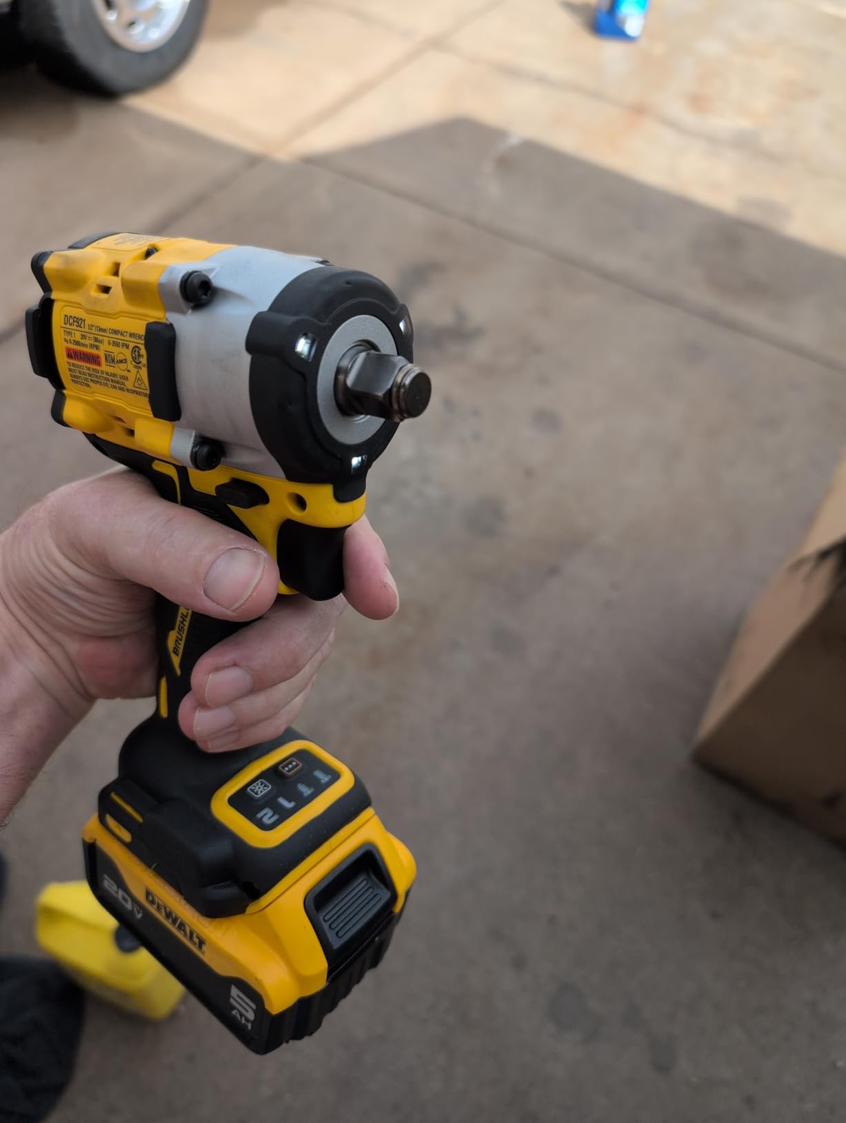 DEWALT ATOMIC 20V MAX* 1/2 in. Cordless Impact Wrench with Hog Ring Anvil (Tool Only) (DCF921B) customer photo 2