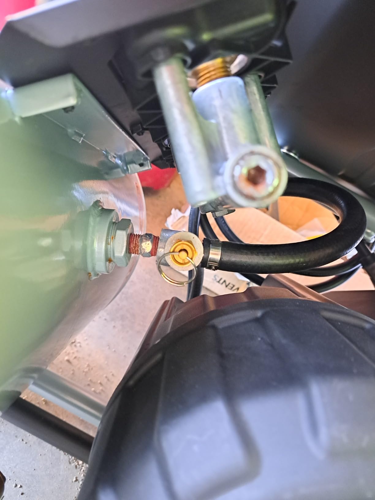 Metabo HPT Air Compressor, THE TANK, 8-Gallon Trolley Air Compressor, 225 PSI, Versatile for Use with Framing, Siding, Finish, or Roofing Nailers, Easy Mobility with Rubber Tires, EC1315S customer photo 1