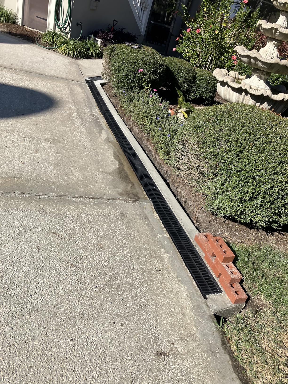 VEVOR Trench Drain System Channel Drain 5.9x5.1-Inch HDPE Drainage Trench | Black Plastic Garage Floor Drain with Plastic Grate, 6x39 Trench Drain Grate, with 6 End Caps, for Garden, Driveway-6 Pack customer photo 2