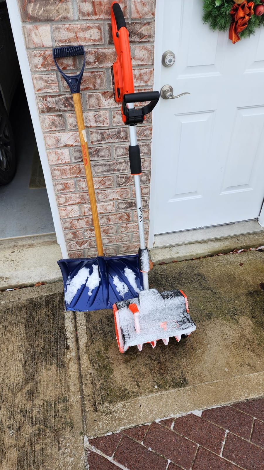 VOLTASK Cordless Snow Shovel, 24V | 13-Inch | 4-Ah Cordless Snow Blower, Battery Snow Blower with Directional Plate & Adjustable Front Handle (4-Ah Battery & Quick Charger Included) customer photo 1