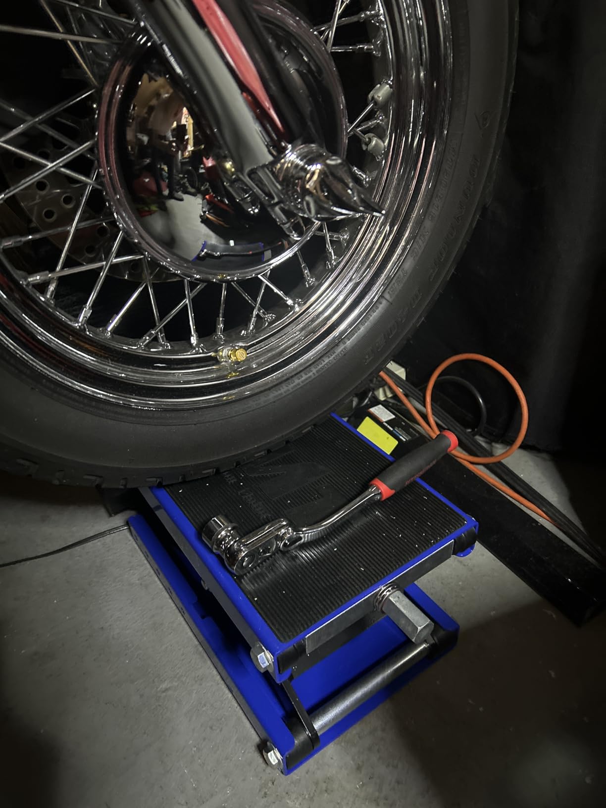 OMT Motorcycle Lift, 1100lb Scissor Jack Stand for ATV Dirt Bike Cruiser | Wide Deck Motorbike Center Stand; Crank Hoist T Handle And 3/8 Inch Socket; 3.7 To 14.6 Inch Lift; 5 Lock Holes; Chain Brush customer photo 2