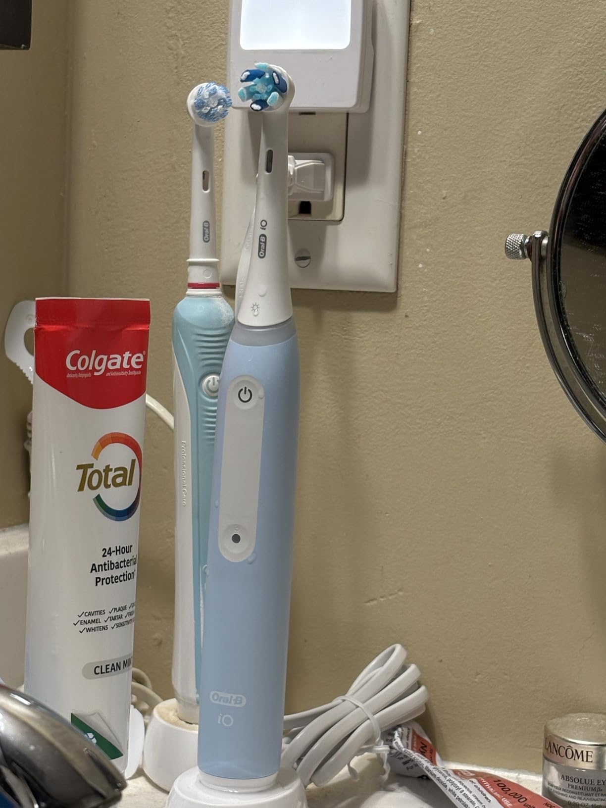 Oral-B Rechargeable Electric Toothbrush, iO3 Limited Deep Clean, 3 Cleaning Modes, Visual Pressure Sensor to Protect Gums, 2 Brush Heads, Travel Case, ICY Blue customer photo 2