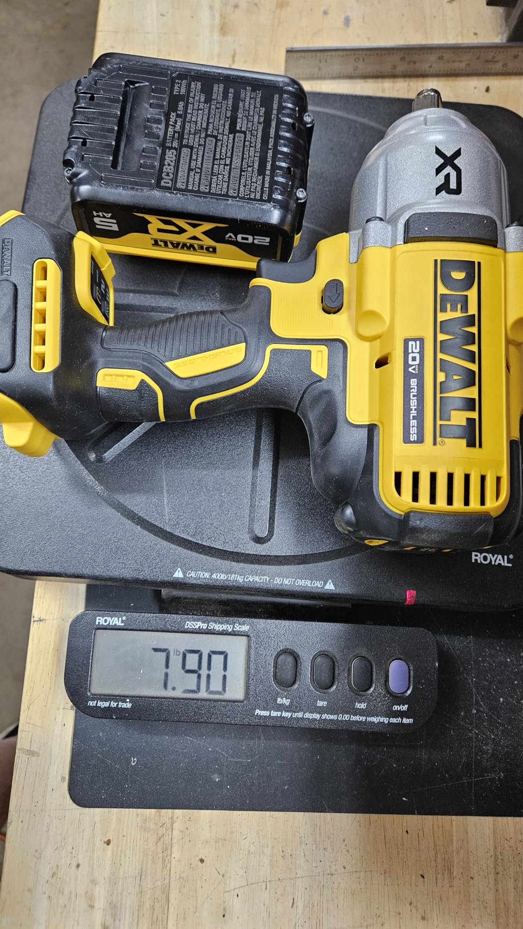 DEWALT 20V MAX Cordless Impact Wrench with Hog Ring Anvil, Brushless High Torque 1/2 Impact Gun, 4-Mode Speed, Includes Battery, Charger and Kit Bag (DCF900P1) customer photo 1