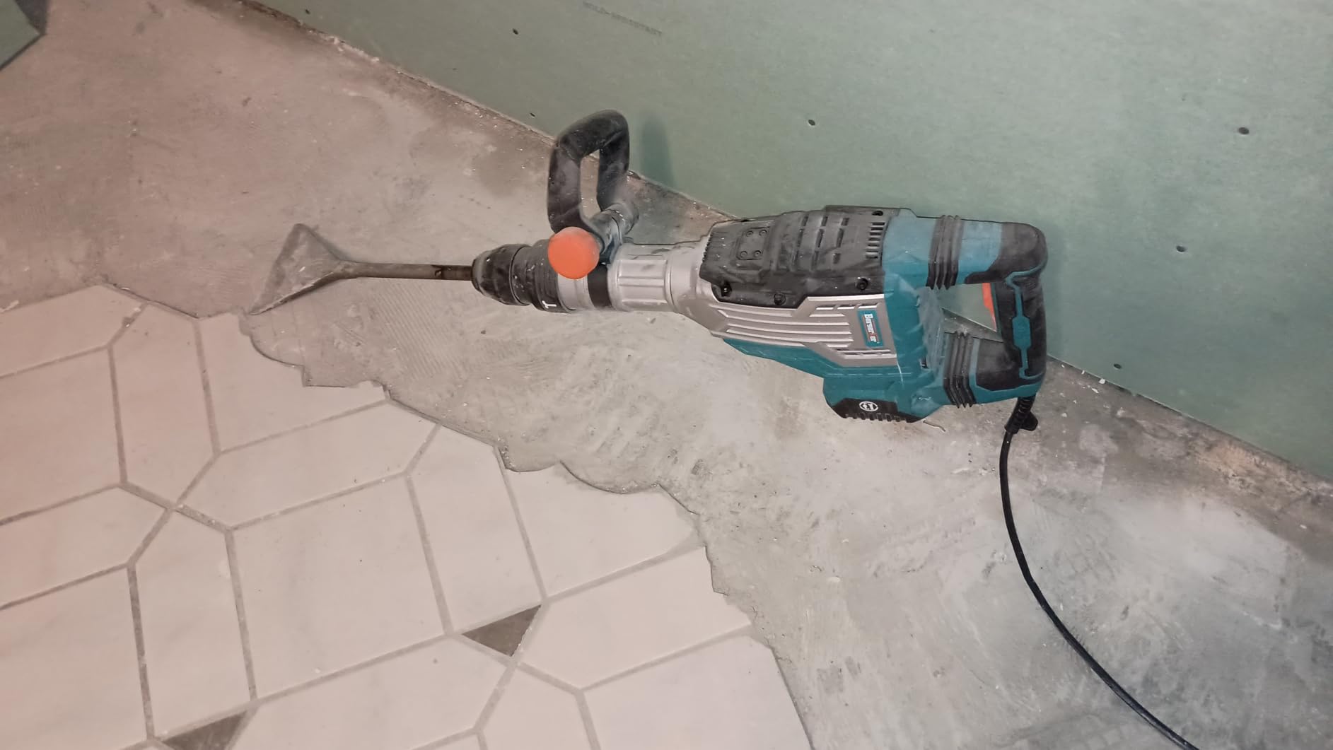 Berserker 1700W 25-Pound SDS-Max Demolition Jack Hammer 65H, 14-Amp Corded | Inline Medium/Heavy duty Electric Concrete/Pavement Breaker with Variable Speed, Vibration Control, Carrying Case & 2 Chisels customer photo 1