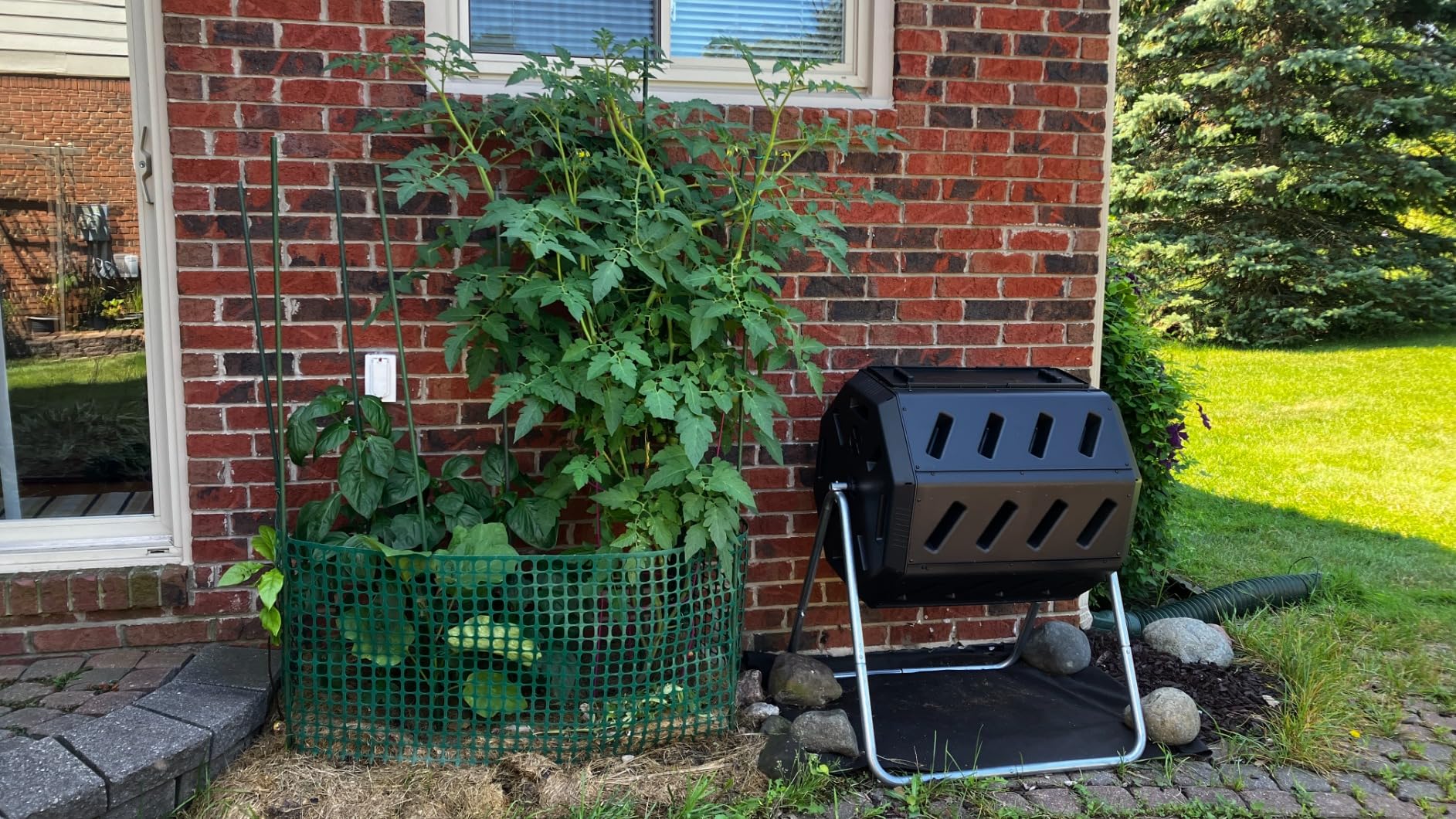 FCMP Outdoor IM2000 Tumbling Composter Canadian-Made, 100% Recycled Resin - Outdoor Rotating Compost Tumbler Bin for Garden, Kitchen, and Yard Waste, Black (22 Gallon) customer photo 1