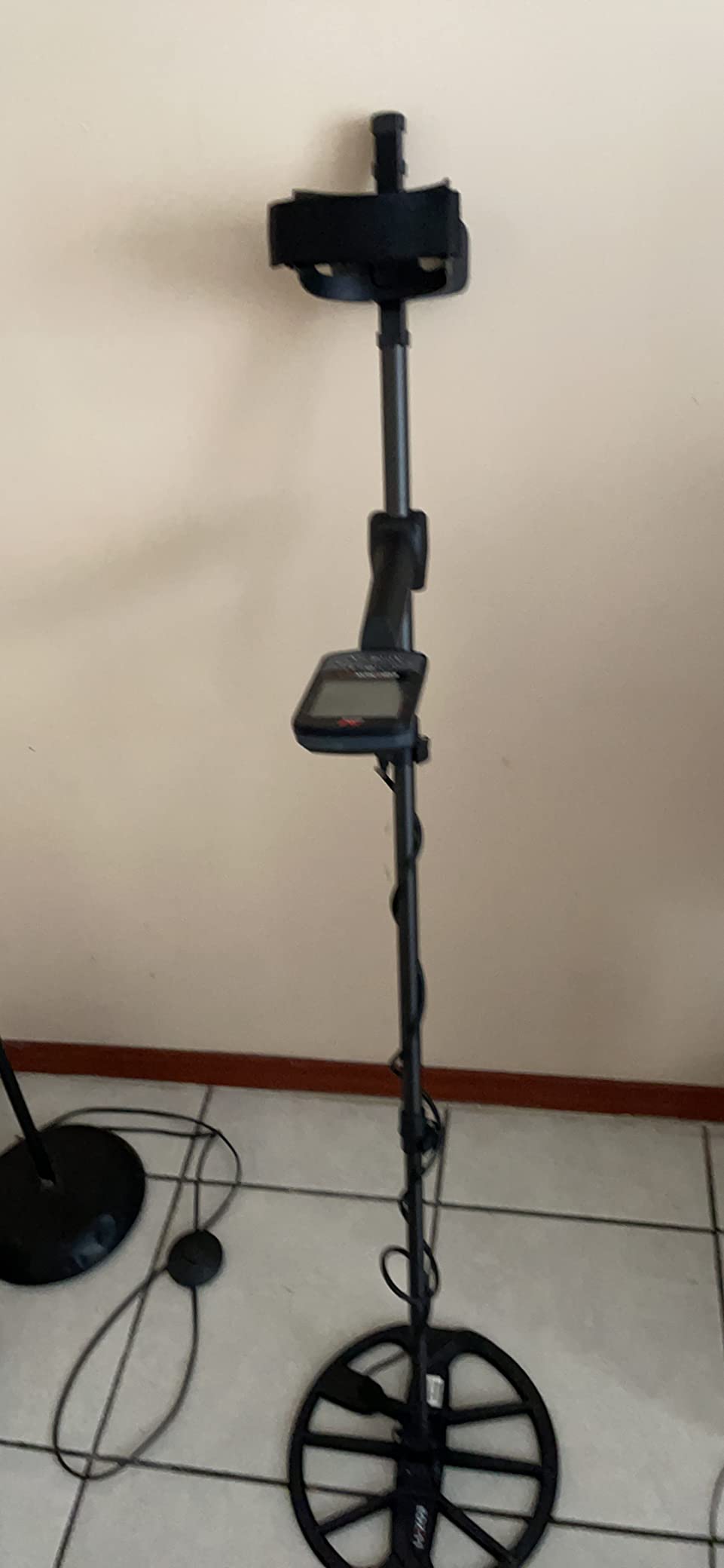 MINELAB Equinox 900 Multi-Frequency Collapsible Metal Detector for Adults with EQX 11