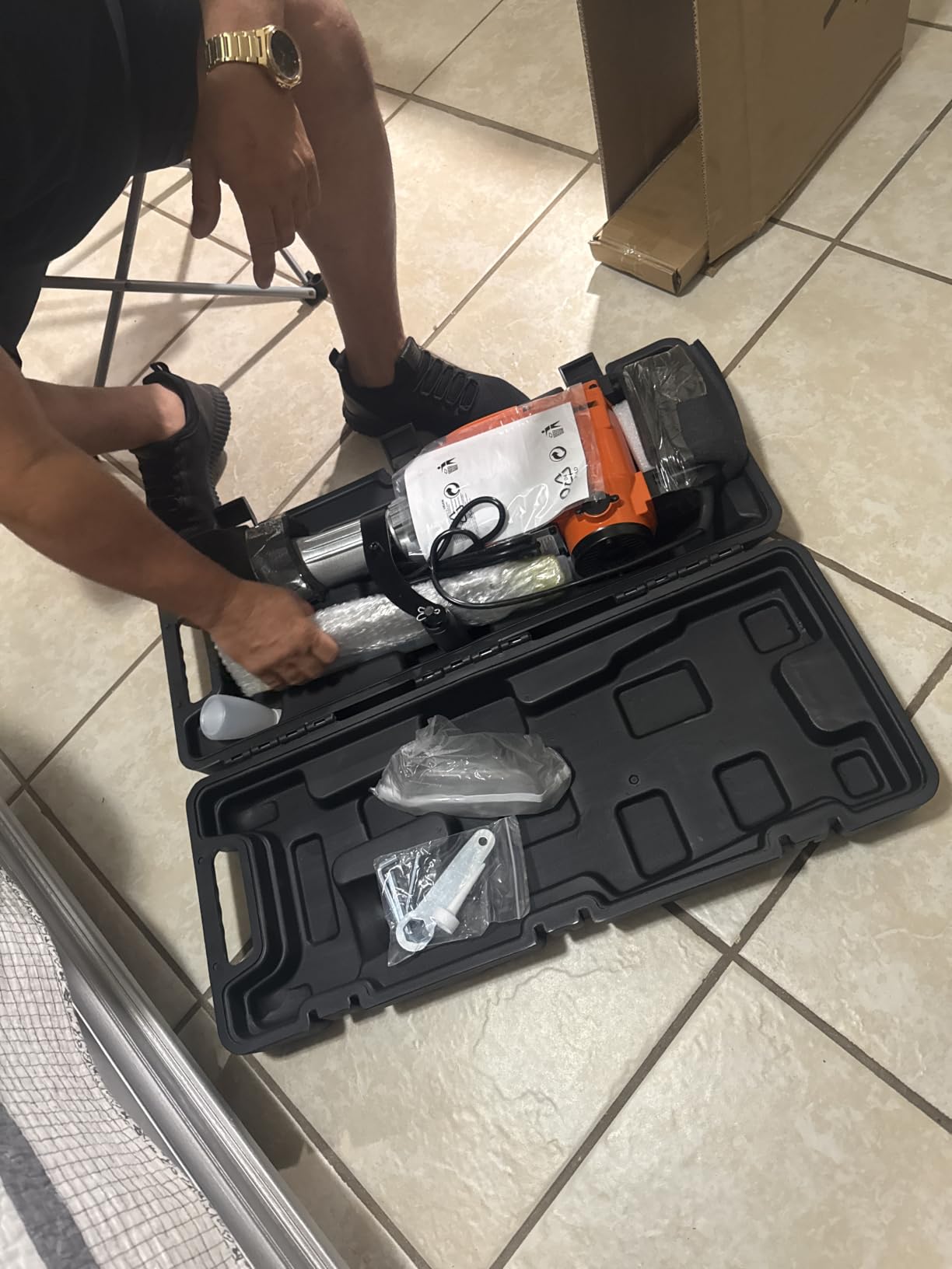 VEVOR Demolition Jack Hammer, MAX 2200W Electric Jackhammer Heavy Duty, 1400 BPM Concrete Breaker 4pcs Chisels Bit Chipping W/Case, Gloves customer photo 1