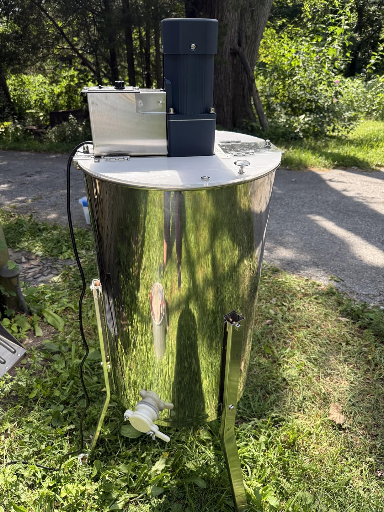 VEVOR Electric Honey Extractor, 4/8 Frame, Silver | Stainless Steel, Transparent Lid, Height Adjustable Stand, Honeycomb Drum Spinner, Apiary Centrifuge Equipment customer photo 1
