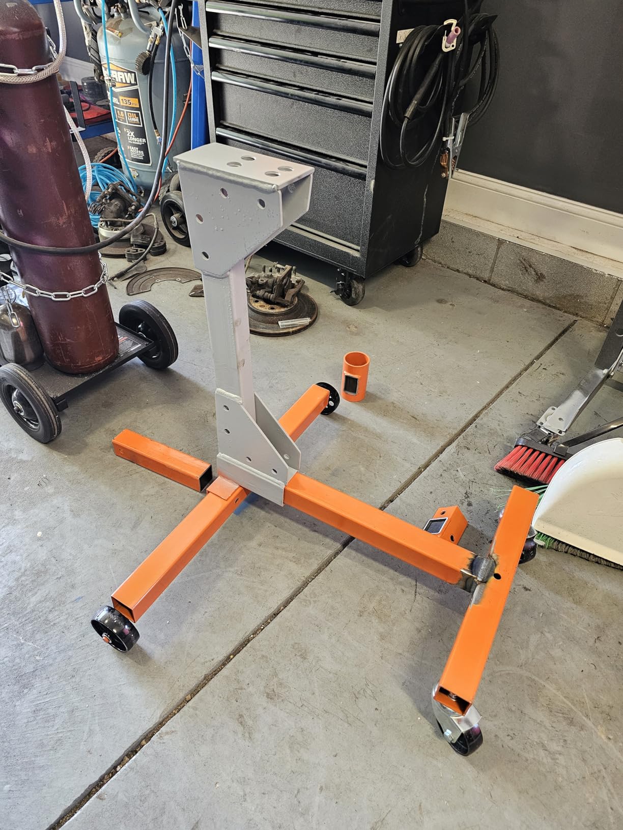 VEVOR Engine Stand, 750 lbs (3/8 Ton) Rotating Engine Motor Stand with 360 Degree Adjustable Head, Cast Iron Motor Hoist Dolly, 4-Caster, 4 Adjustable Arms, for Vehicle Maintenance, Auto Repair customer photo 1