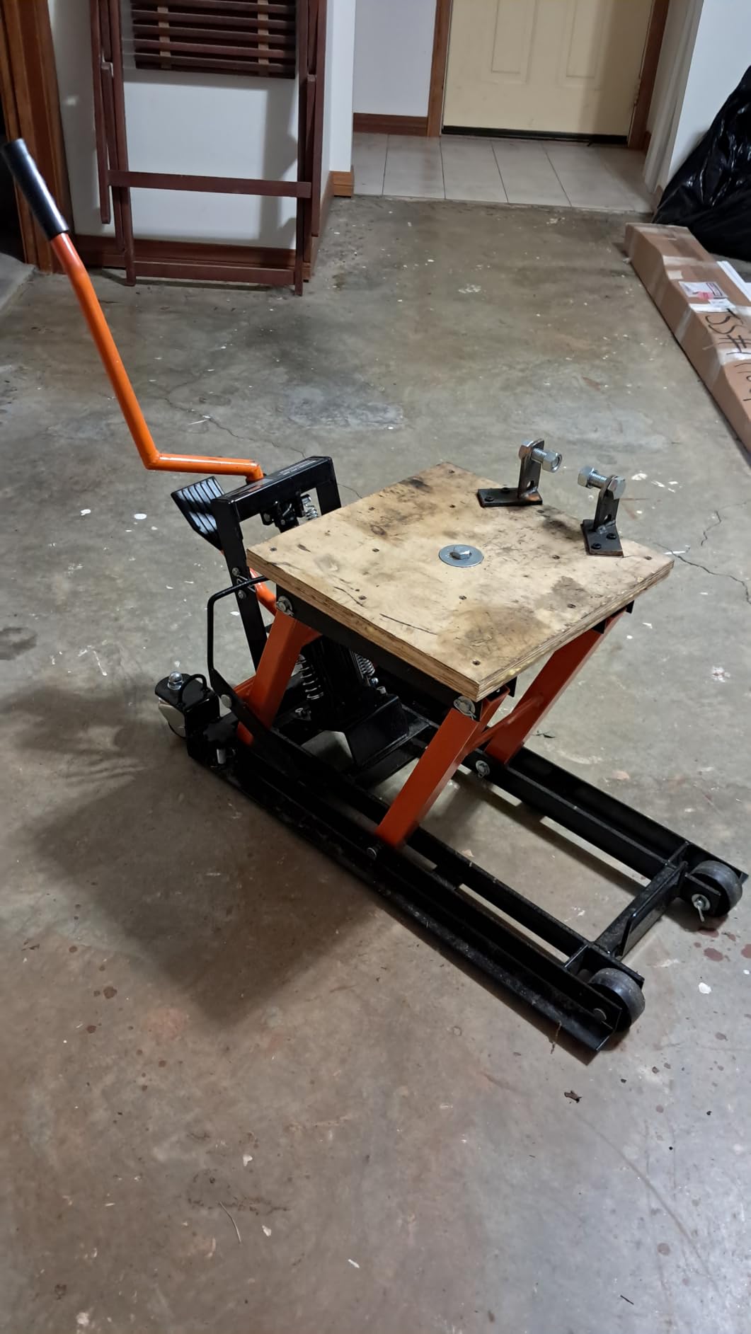 VEVOR Hydraulic Motorcycle Lift Jack 1500 LBS Capacity ATV Scissor Lift Jack Portable Motorcycle Lift Table with 4 Wheels Hydraulic Foot-Operated Hoist Stand for Motorcycle ATV UTV Powersports customer photo 2