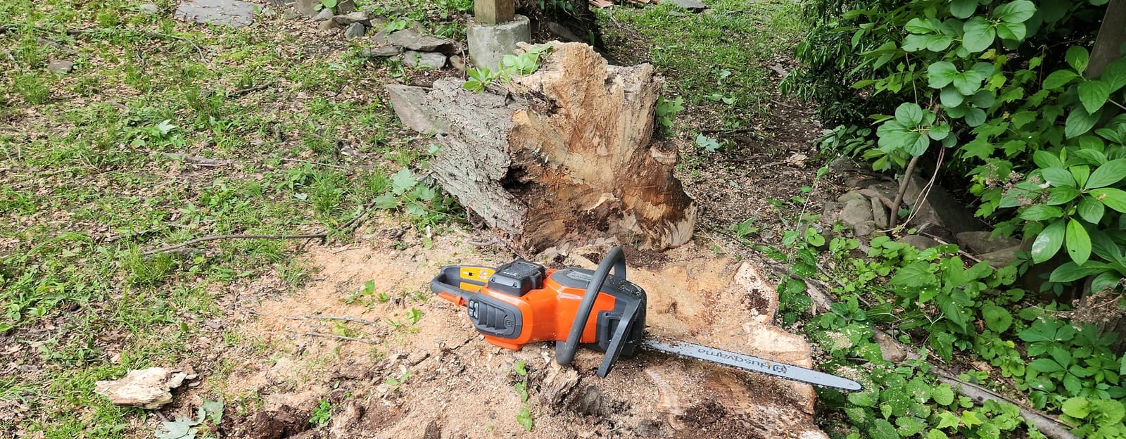 Husqvarna Power Axe 350i Chainsaw, 18 Inch, with Battery and Charger | Cordless chainsaw for outdoors featuring chainsaw battery powered, brushless motor, Model 970601202 customer photo 1