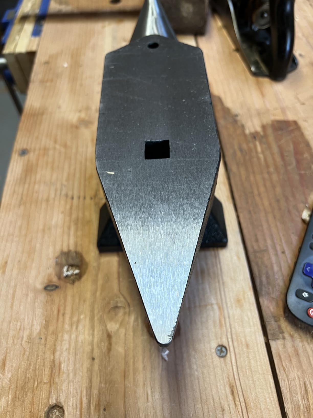 VEVOR Single Horn Anvil, 22Lbs Cast Steel Anvil, High Hardness Rugged Round Horn Anvil Blacksmith, Large Countertop and Stable Base, with Round and Square Hole, Metalsmith Tool for Bending and Shaping customer photo 1