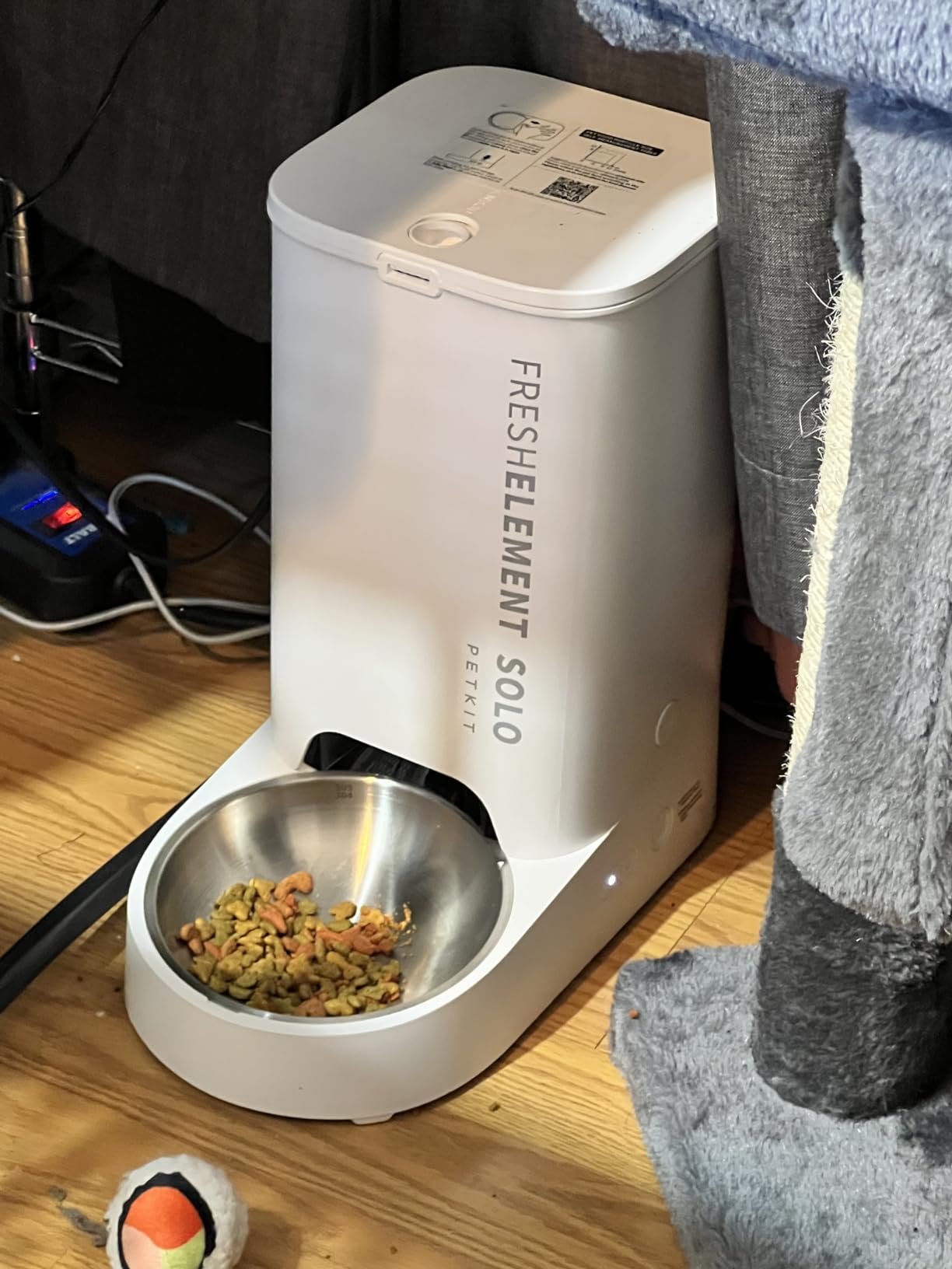 PETKIT Automatic Cat Feeder, 2.4G WiFi Automatic Dog Feeder, App Control Pet Food Dispenser with Triple Fresh-Lock System, Schedule Feeding, Food Shortage Alert, Dual Power-Charge&Battery, 3L Capacity customer photo 1