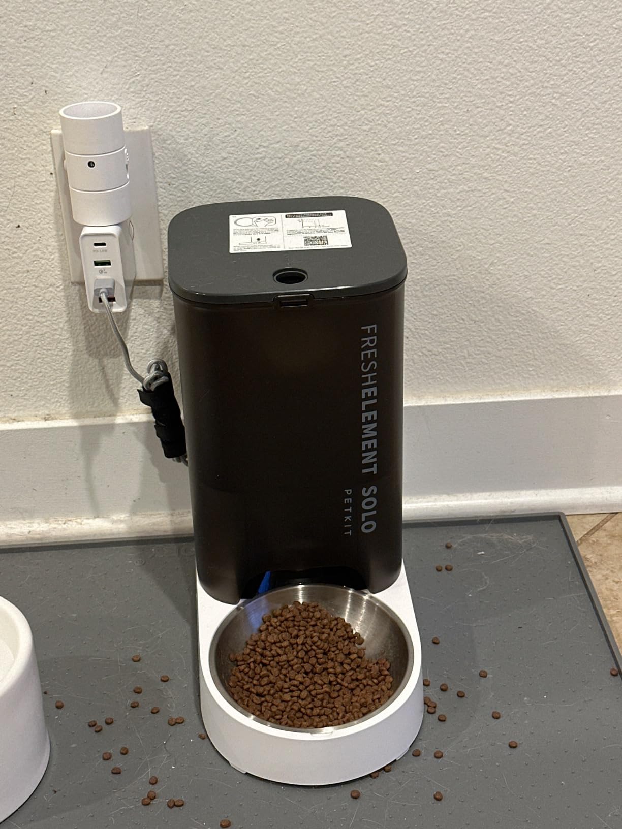 PETKIT Automatic Cat Feeder, 2.4G WiFi Automatic Dog Feeder, App Control Pet Food Dispenser with Triple Fresh-Lock System, Schedule Feeding, Food Shortage Alert, Dual Power-Charge&Battery, 3L Capacity customer photo 2