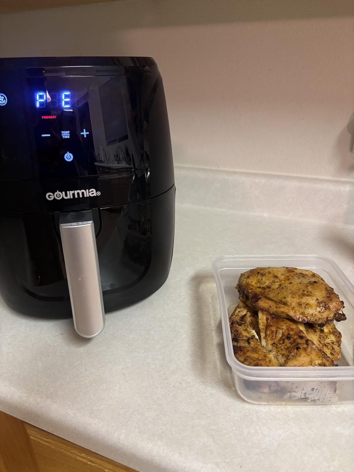 Gourmia Air Fryer - 4 Qt Capacity, FryForce360°, Digital Display with 8 Presets, Roast, Bake, Broil, Dehydrate, Dishwasher Safe Accessories, Compact, Black customer photo 2