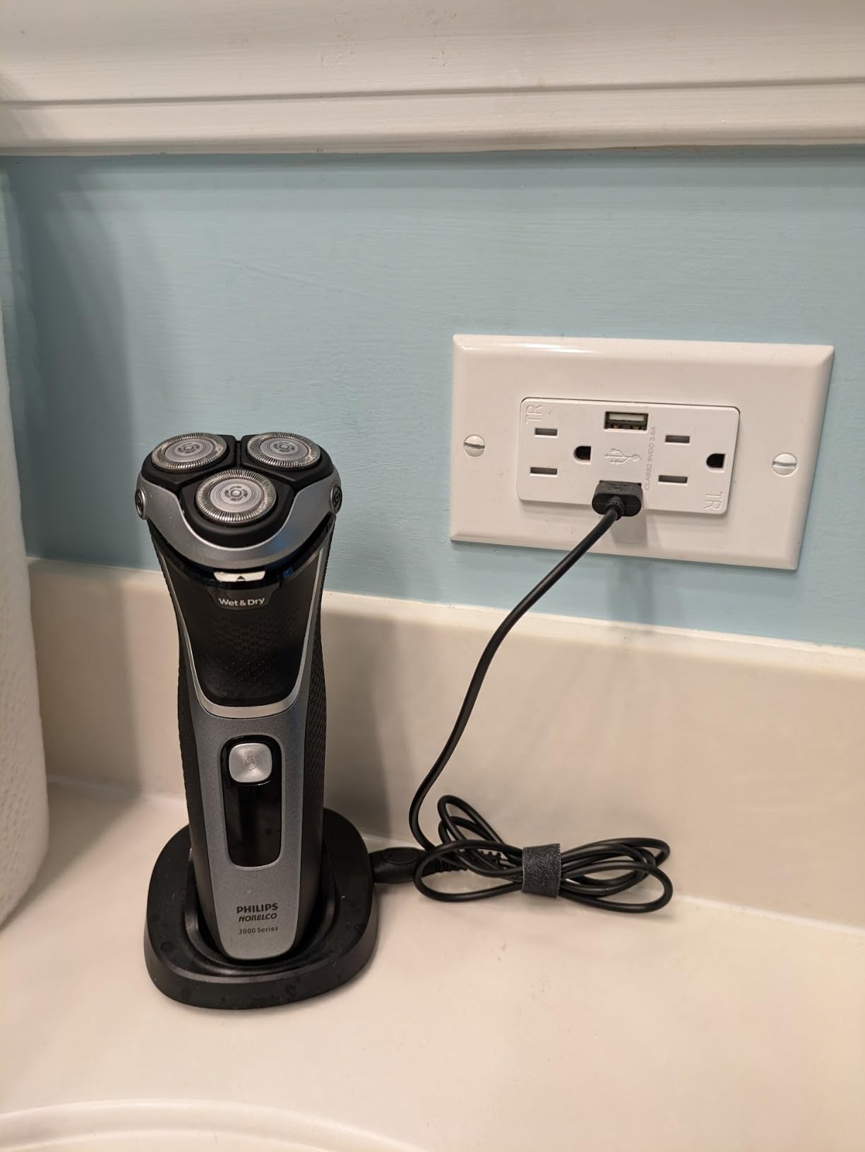 Philips Norelco 3900 Electric Shaver, Storm Blue | 27 Self Sharpening ComfortCut Blades, 5D Pivot & Flex Heads, Wet or Dry Use, Includes Travel Pouch & Charging Stand, S3341/92 customer photo 2