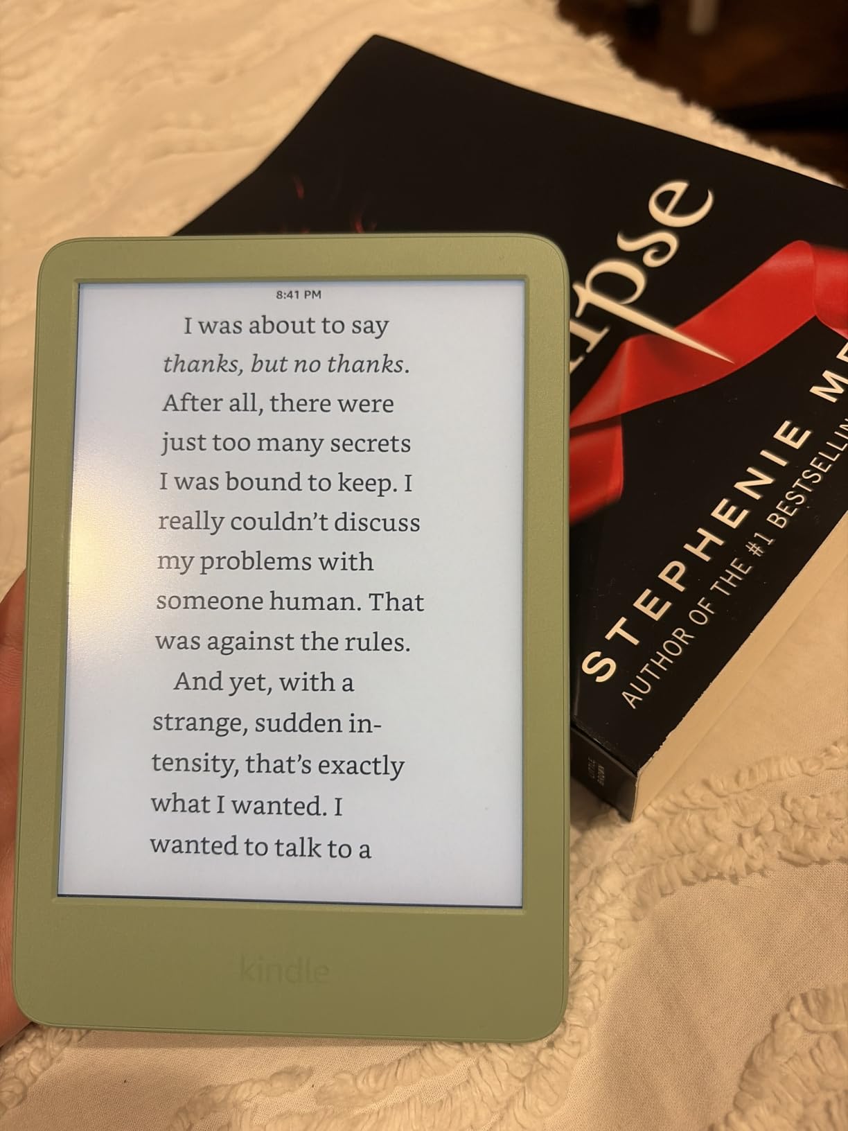 Amazon Kindle 16 GB (newest model) - Lightest and most compact Kindle, now with faster page turns, and higher contrast ratio, for an enhanced reading experience - Black customer photo 1