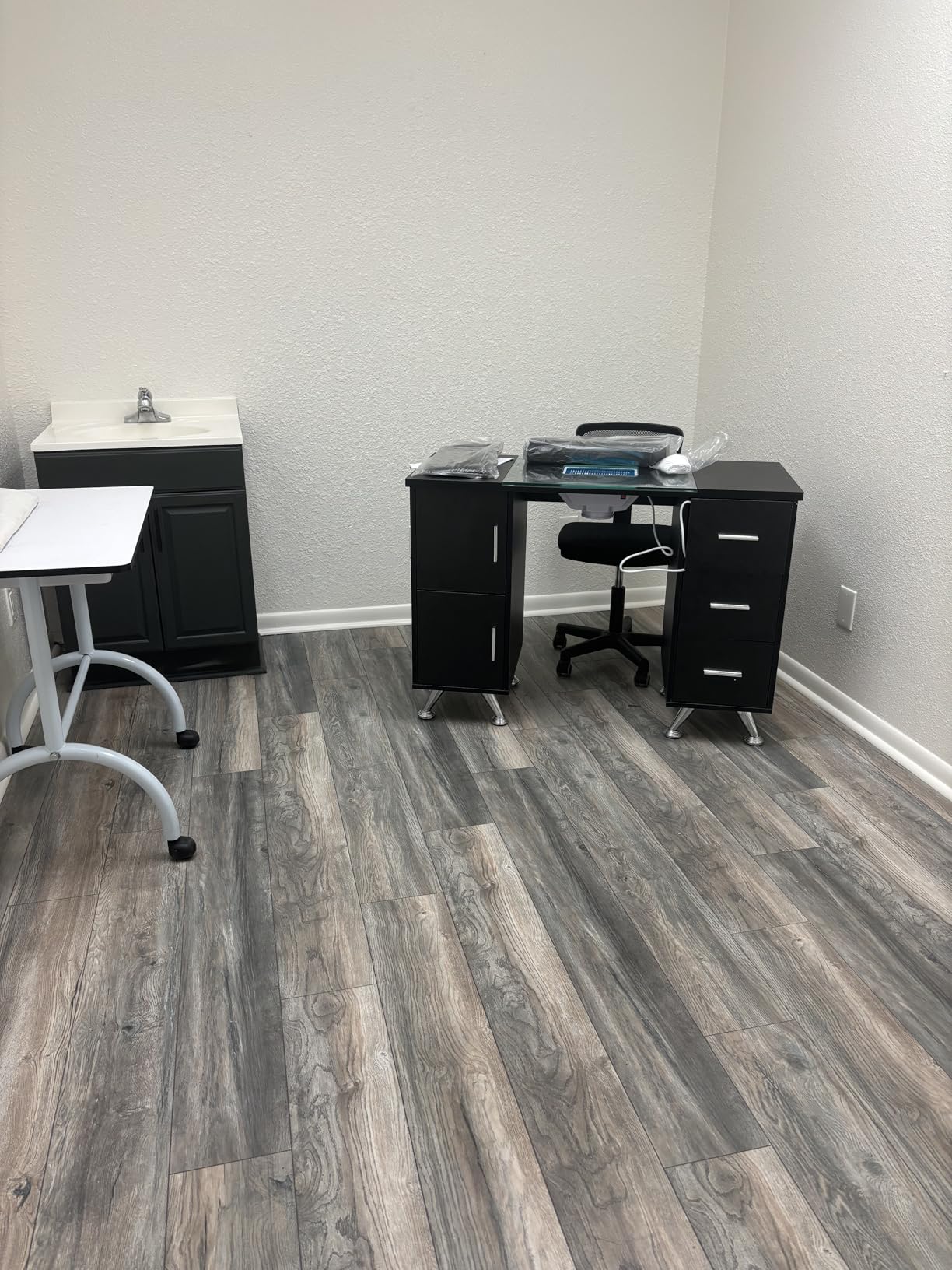 OmySalon Salon Station Free Standing Cabinet, Barber Hair Styling Stations, Beauty Spa Equipment with 5 Drawers, 1 Storage Cabinet, 3 Hair Dryer Holders, Black customer photo 1