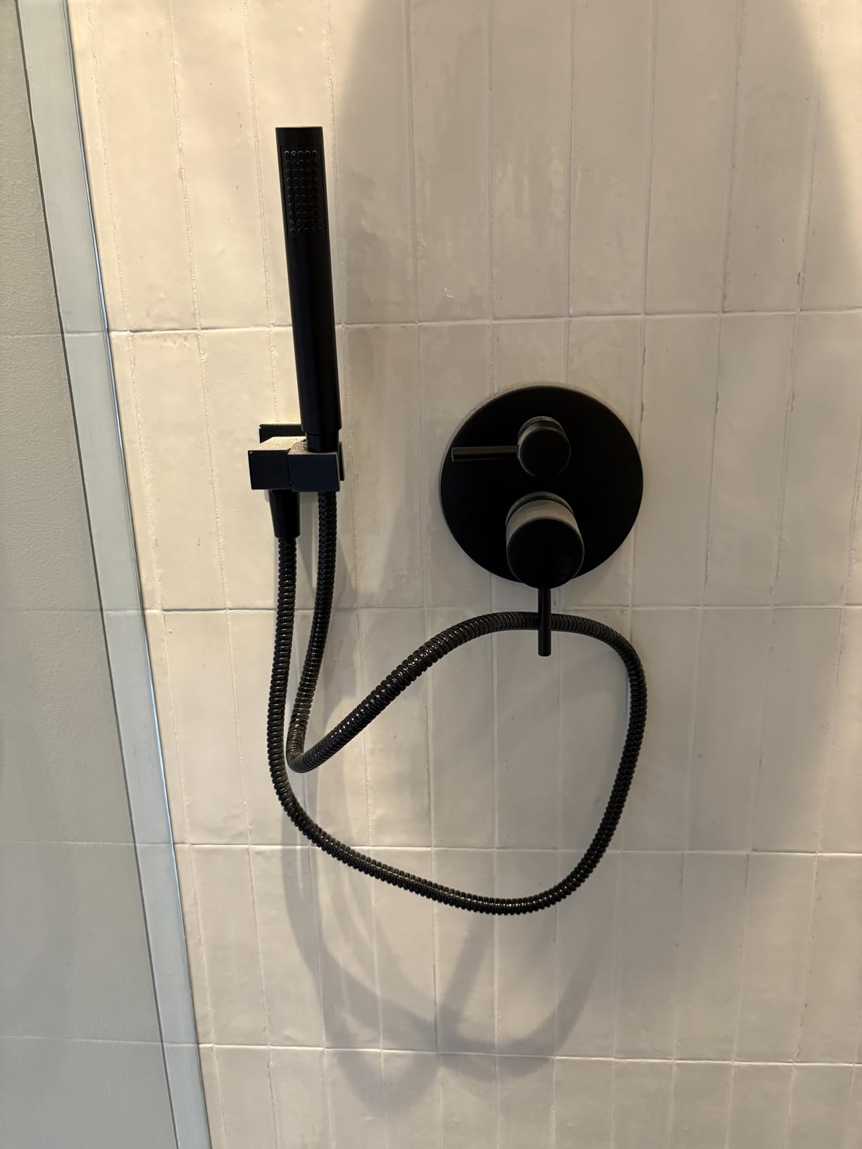 Delta Modern 14 Series Round Rain Shower System Faucet Set, Rainfall Matte Black Shower Head and Handle Set, Valve Trim Kit, 10 Inch, Matte Black 342702-BL customer photo 1