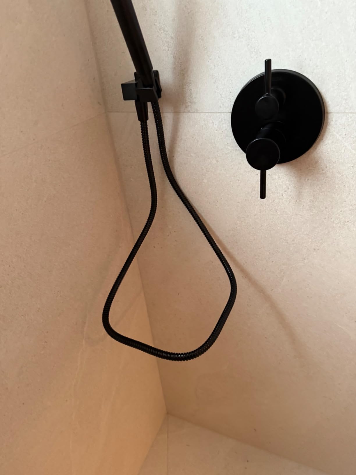 Delta Modern 14 Series Round Rain Shower System Faucet Set, Rainfall Matte Black Shower Head and Handle Set, Valve Trim Kit, 10 Inch, Matte Black 342702-BL customer photo 2