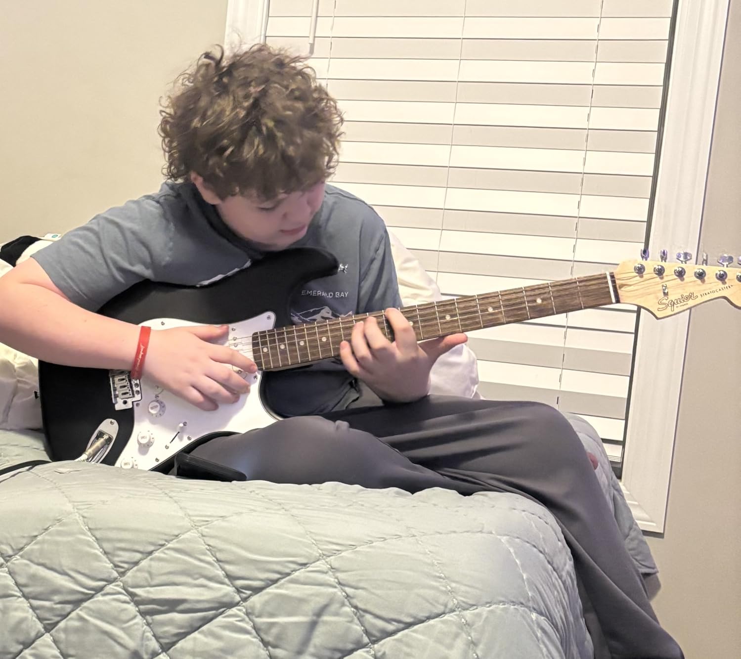 Fender Squier Debut Stratocaster Beginner Electric Guitar Kit, Matte Black | Complete starter pack with Frontman 10G amp, padded gig bag, strap, free lessons, 2-year warranty included customer photo 2