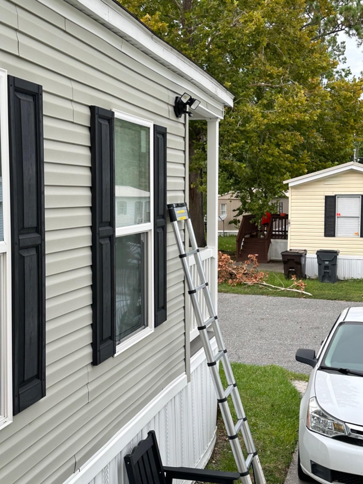 VEVOR Telescoping Ladder 10.5 FT Aluminum Extension Ladder (375 LBS Capacity, One-Button Retraction, Collapsible & Portable with Non-Slip Feet for Home, RV, Loft, ANSI Listed) customer photo 2