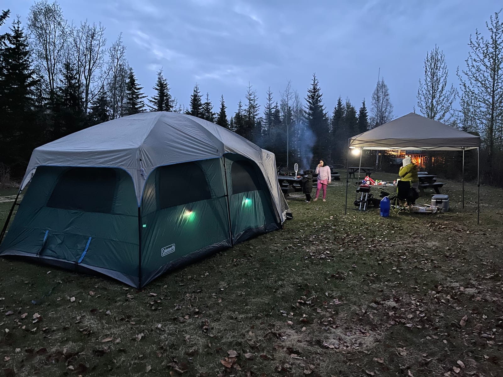 Coleman Skylodge Camping Tent with Rainfly & Screened Porch, XL Weatherproof Family Tent Fits 4 Queen-Sized Airbeds, Color-Coded Poles & Sleeves, Made of PFAS-Free Materials customer photo 2