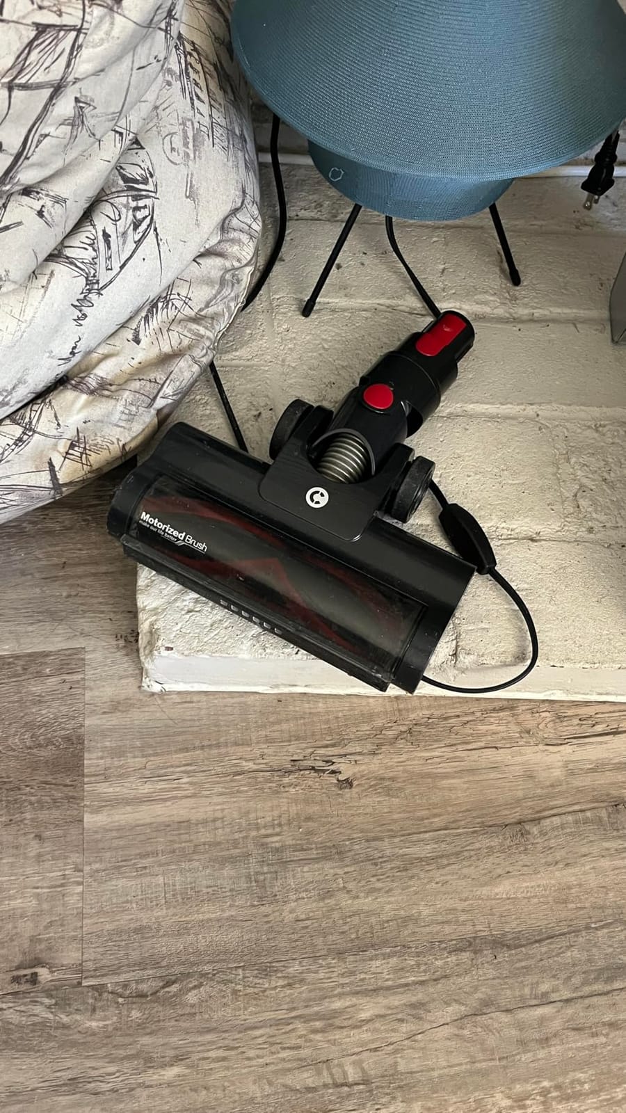 CHEBIO Lightweight Cordless Vacuum Cleaners for Home, Stick Vacuum Cordless Rechargeable with 45kPa Suction, 45-Min Run, Anti-Tangle and Self-Stand, 6 in 1 Hardwood Vacuum Cleaner (red) customer photo 1