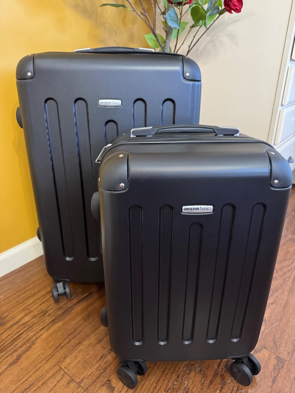 Amazon Basics 4-Piece Luggage Set, Hardside Spinner Suitcases with Multidirectional Wheels (22
