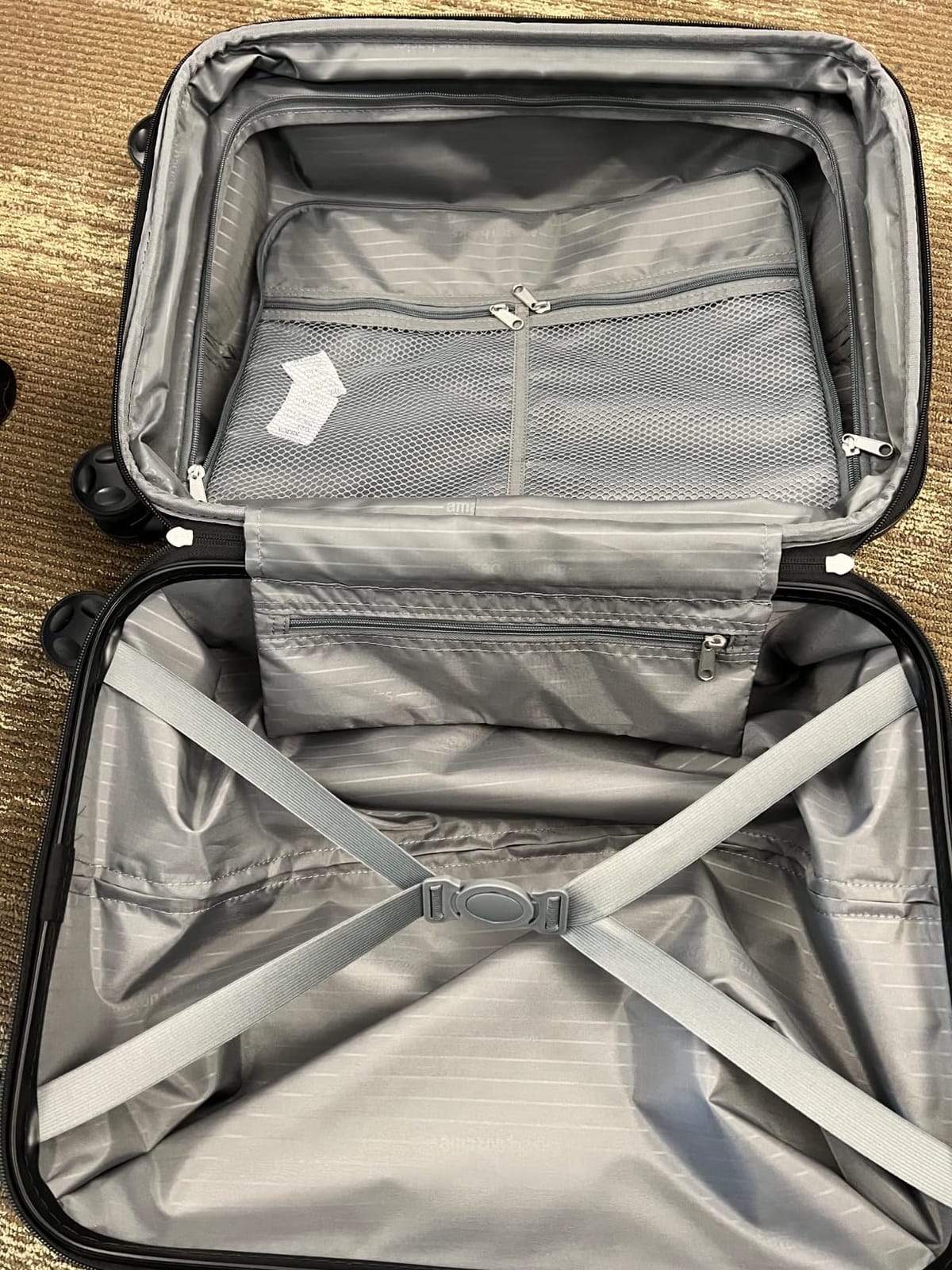 Amazon Basics 4-Piece Luggage Set, Hardside Spinner Suitcases with Multidirectional Wheels (22