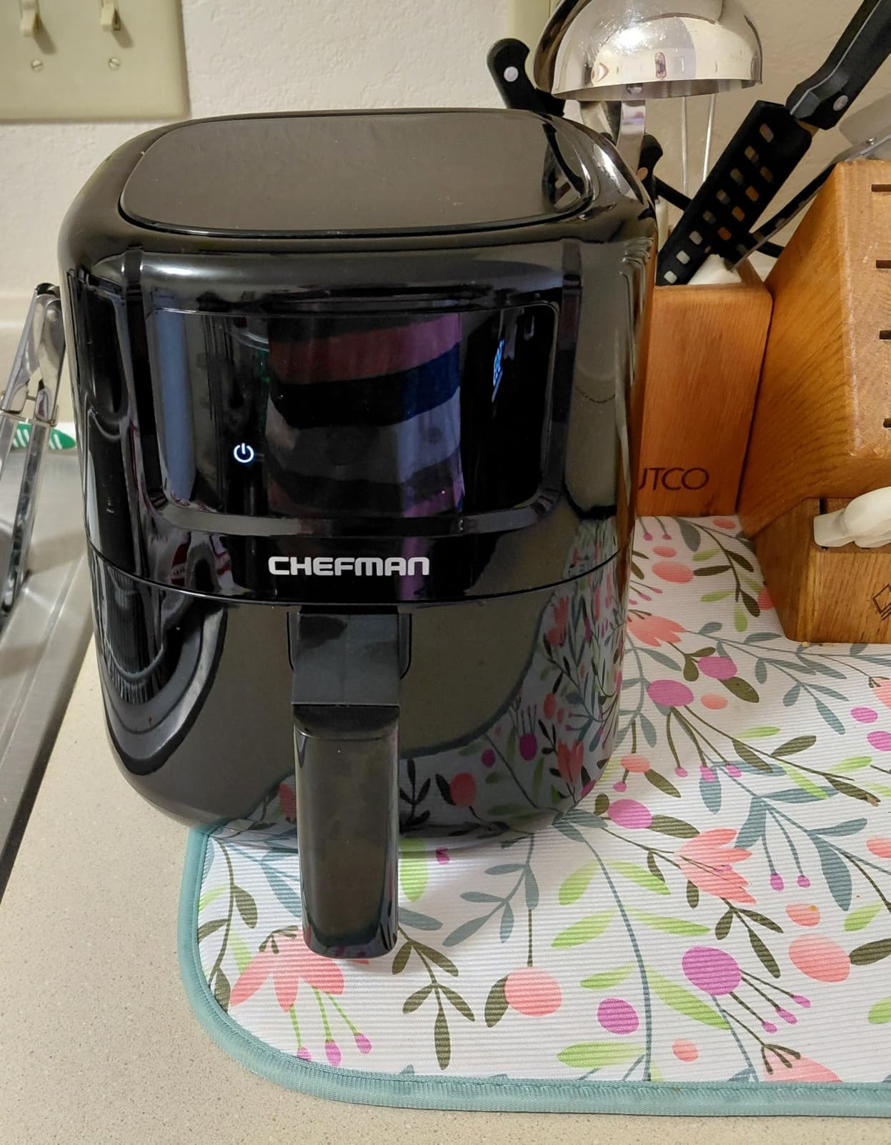 CHEFMAN 2 Qt Mini Air Fryer – Digital Space-Saving Compact Air Fryer with Nonstick and Dishwasher Safe Basket, Quick & Easy Meals in Minutes, Features Digital Timer and Shake Reminder – Black customer photo 1