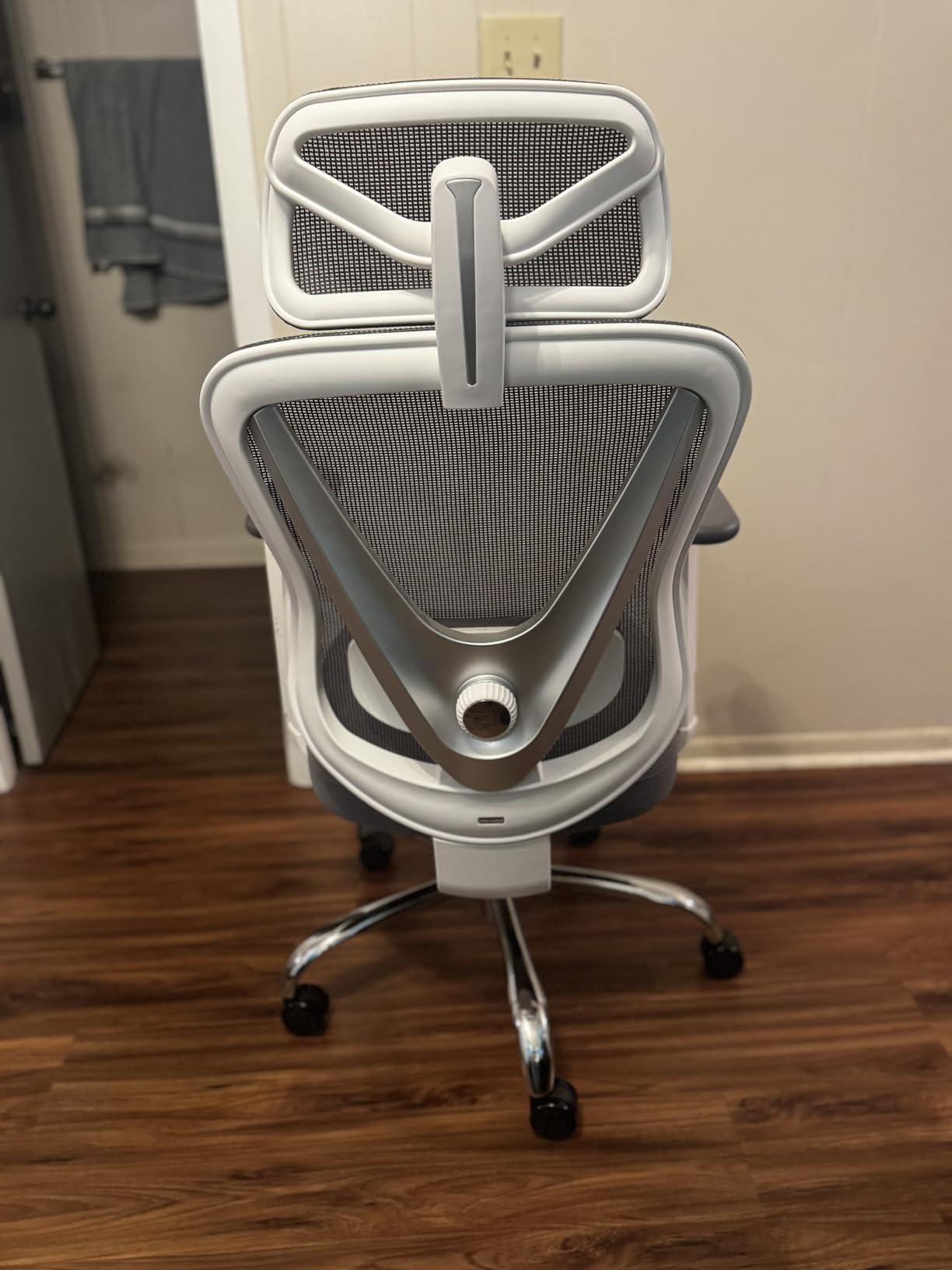 HOLLUDLE Ergonomic Mesh Office Chair - 3D Adjustable Lumbar Support & 3D Armrests, V-Shaped Back, Adjustable Desk Chair for Office & Home, White customer photo 2