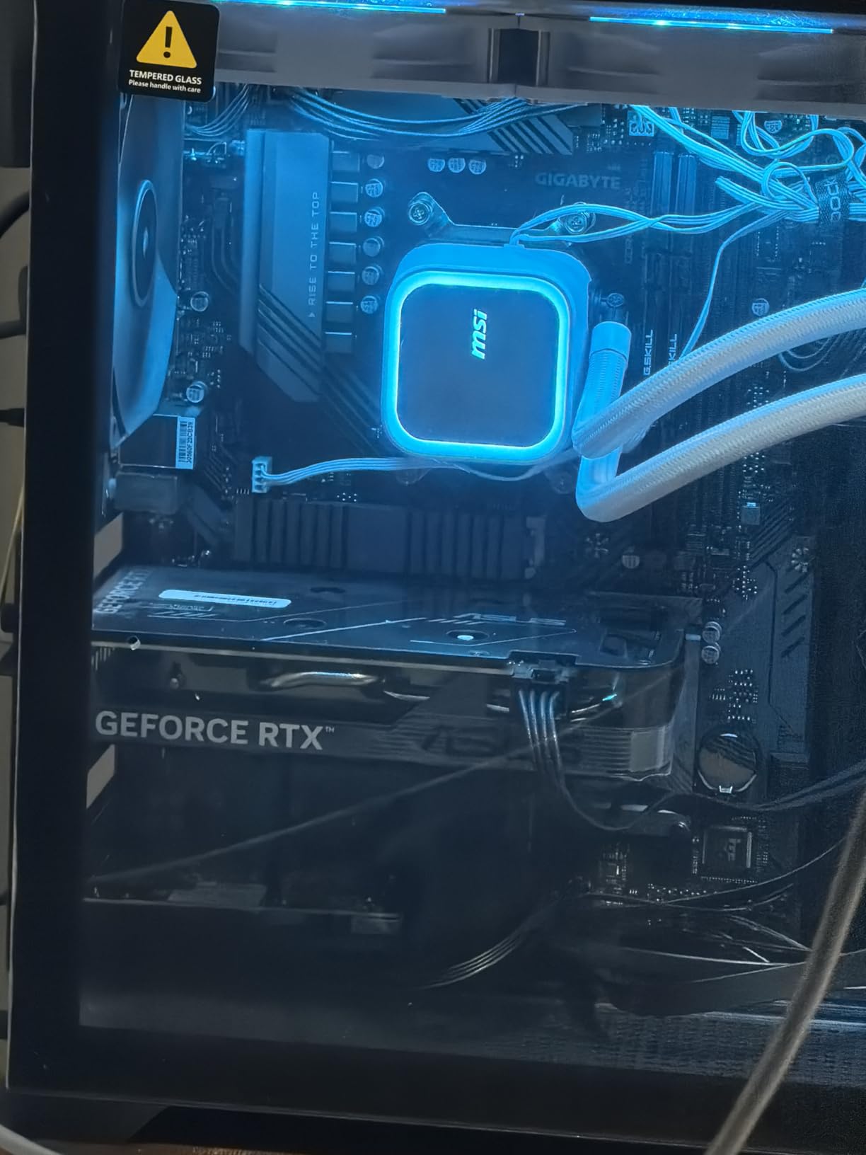 ASUS Dual GeForce RTX™ 4060 V2 OC Edition (PCIe 4.0, 8GB GDDR6, DLSS 3, HDMI 2.1a, DisplayPort 1.4a, 2-Slot Design, Axial-tech Fan Design, 0dB Technology) customer photo 2
