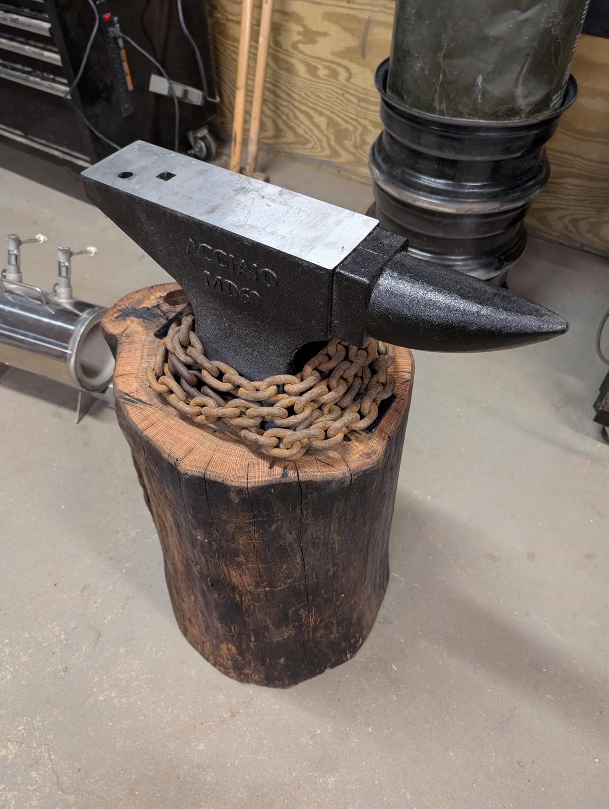 Cast Steel Anvil, 132 Lbs (60kg) Single Horn Anvil, High Hardness Round Horn Anvil Blacksmith with Large Countertop and Stable Base, Metalsmith Tool for Bending and Shaping, Black customer photo 2