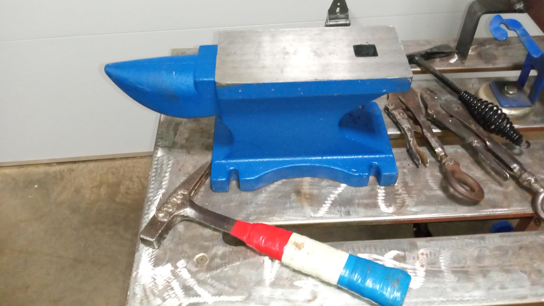 VEVOR Cast Steel Anvil, 105 Lbs Double-Horn Anvil with Large Countertop and Stable Base, High Hardness Rugged Round Horn Anvil Blacksmith, for Bending, Shaping customer photo 2