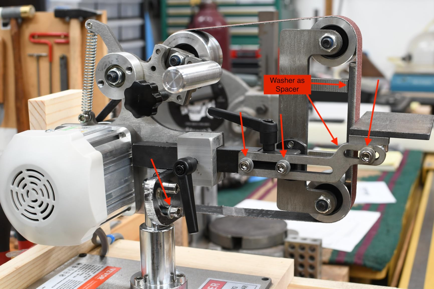 VEVOR Belt Grinder Sander, 30 x 1-Inch Variable Speed Belt Polisher with VFD, 550W Polishing Grinding Machine with 2 Grinding Moulds & 3PCS Sanding Belts for Metalworking, Knife Making customer photo 1