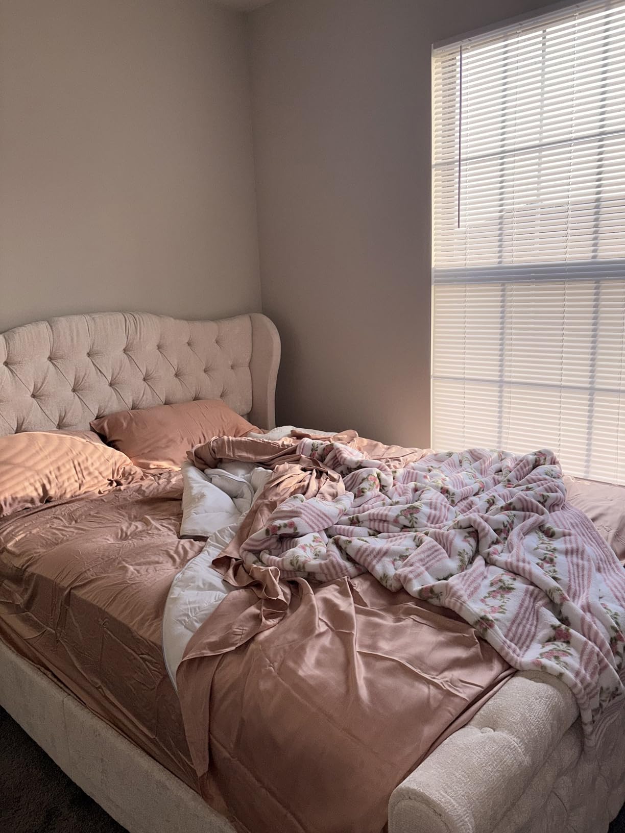 koorlian Queen Bed Frame, Chenille Upholstered Sleigh Bed with Scroll Wingback Headboard & Footboard, Luxury & Soft Button Tufted Queen Size Modern Bed, Easy Assembly, No Box Spring Needed customer photo 1