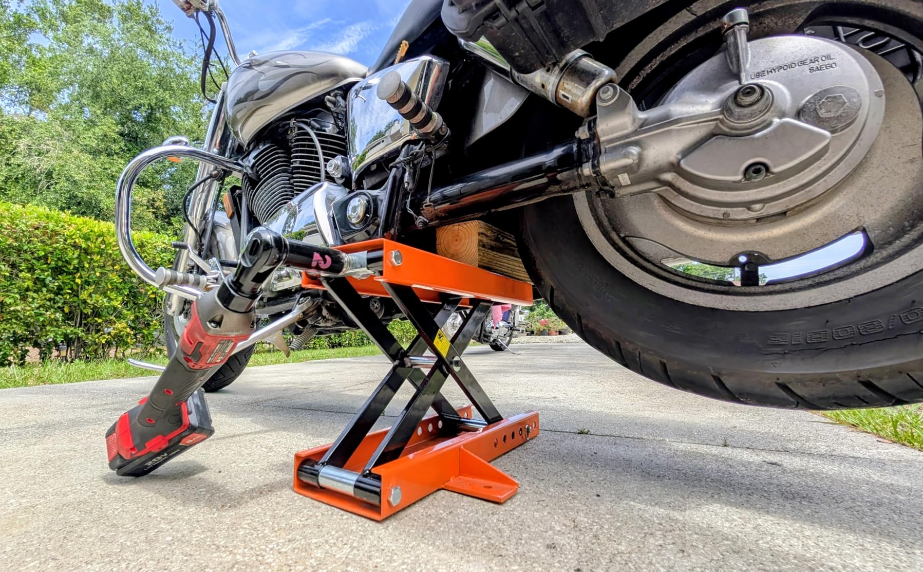 VEVOR Motorcycle Lift 1200lbs Capacity Motorcycle Stand, Deepened Anti-Slip Rubber Motorcycle Scissor Jack, Heavy Duty Steel Bike Repair Center Stand customer photo 1