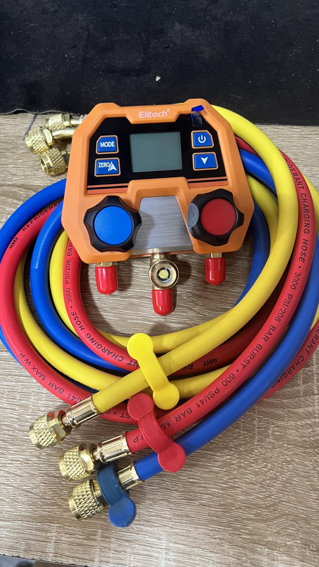 Elitech HVAC Digital Manifold Gauge Set DMG-2SE with Hoses & R410A Adapters | 88 Refrigerants, ±1% FS Accuracy, P/T Calculation, Evap & Cond Temp, HVAC/R & Automotive AC Applications customer photo 1
