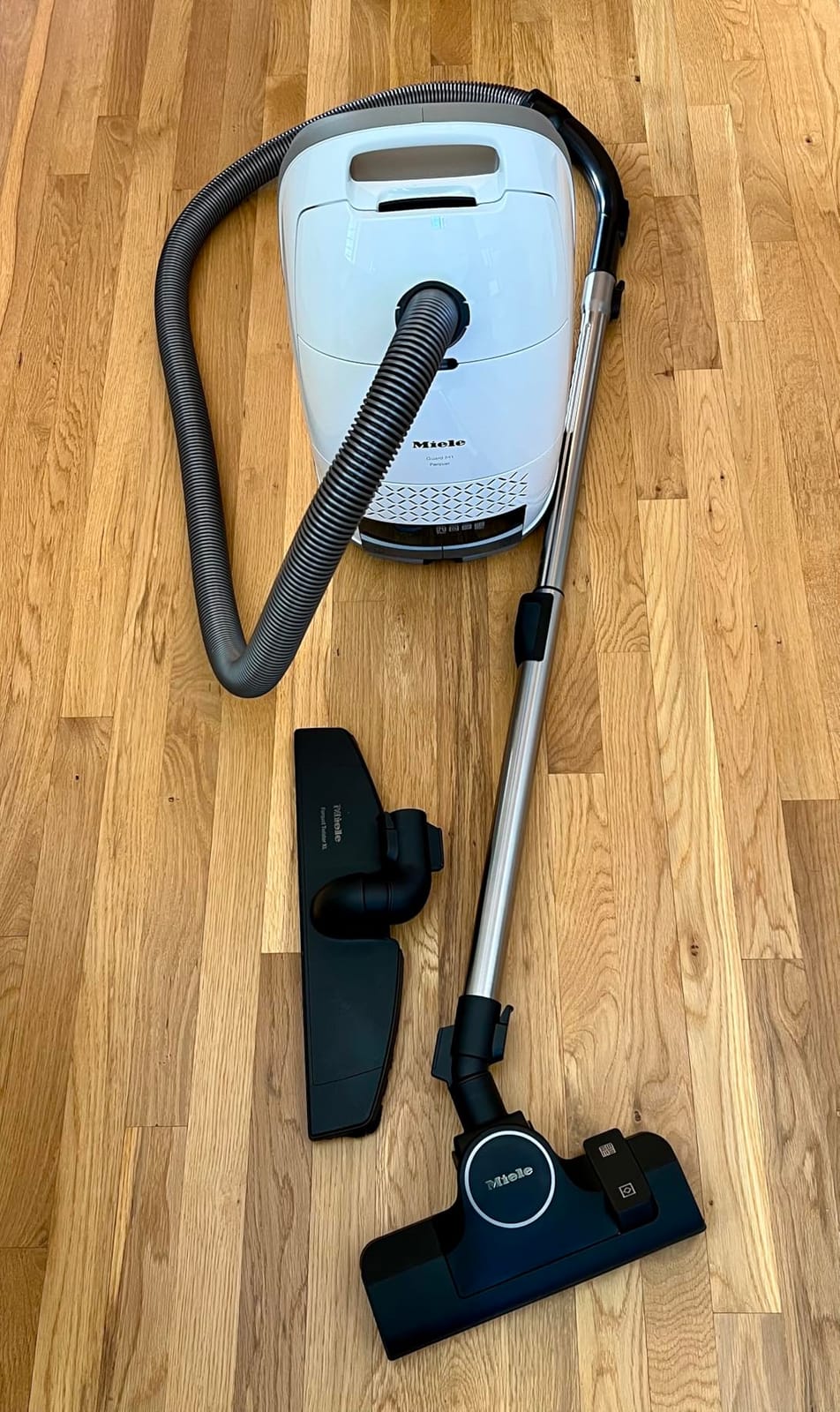 Miele Guard M1 Parquet XL Bagged Canister Vacuum for Hard Floors customer photo 2