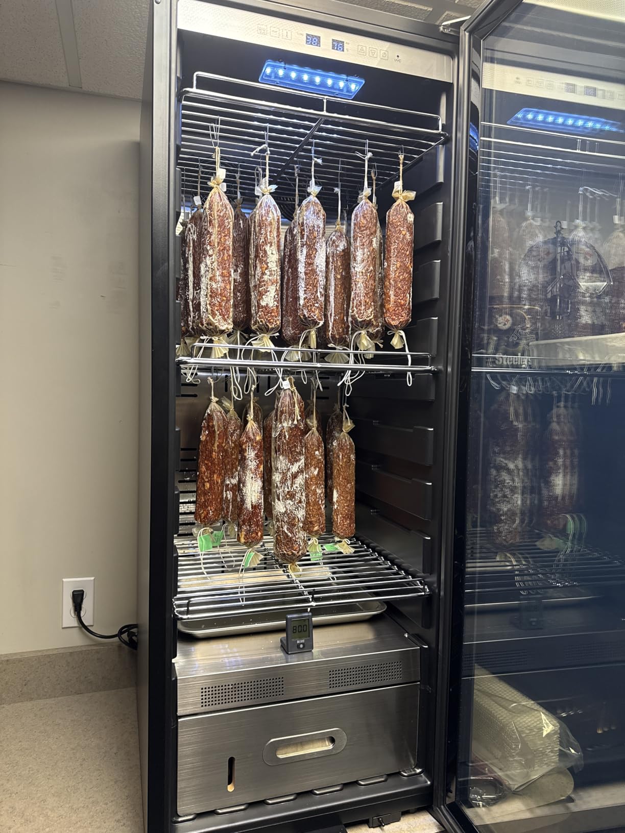 VEVOR 232 LBS Dry Aging Fridge for Steaks, Dry Ager Refrigerator for Meat with Precise Temperature & Humidity Control, Freestanding Beef Aging Machine Refrigerator, Himalayan Salt Not Included customer photo 2