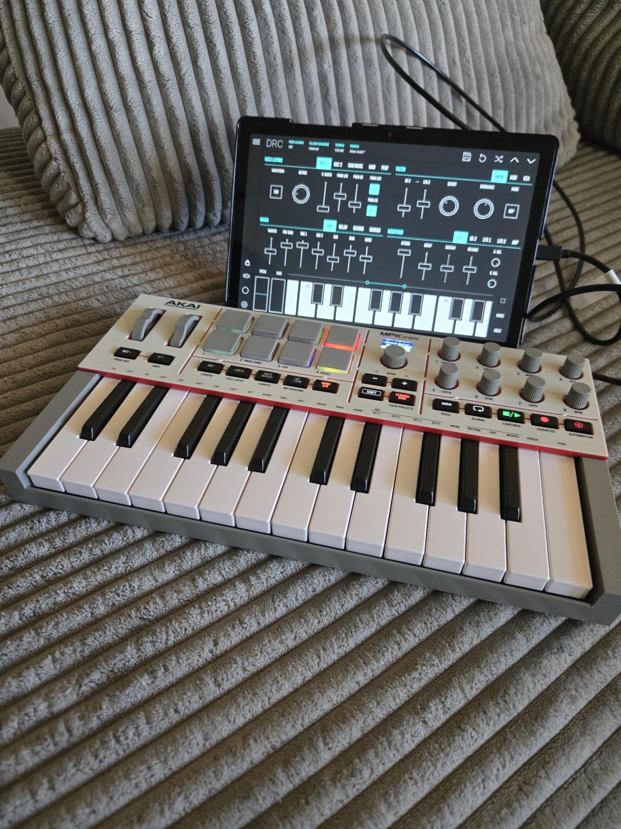 Akai Professional MPK Mini IV USB-C MIDI Keyboard Controller for Beginners and Producers - MPC Drum Pads, 360° Knobs, Pitch and Mod Wheels, Production Software, Native Instruments Sound Package, Black customer photo 1