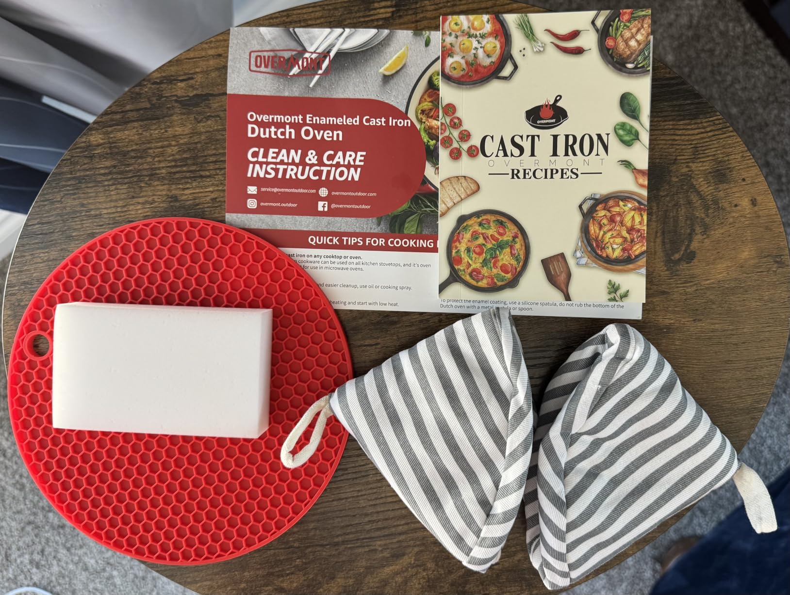 Overmont Enameled Cast Iron Dutch Oven - 5.5QT Pot with Lid Cookbook & Cotton Potholders - Heavy-Duty Cookware for Braising, Stews, Roasting, Sourdough Baking (White) customer photo 1